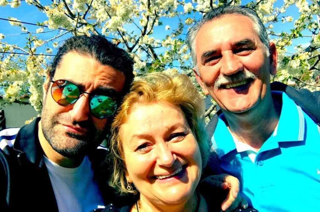 Această imagine are atributul alt gol; numele fișierului este panrintii-lui-smiley-3-1024x679.jpg