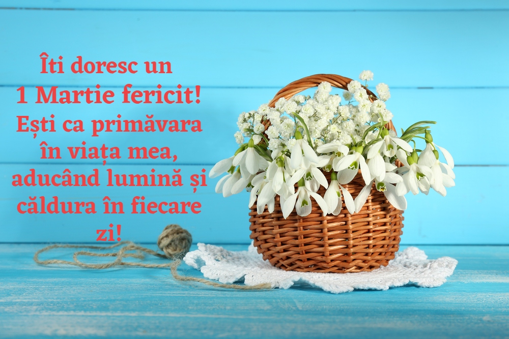 Un buchet frumos cu ghiocei, asezat într-un cosuleț pe o masa de lemn albastra