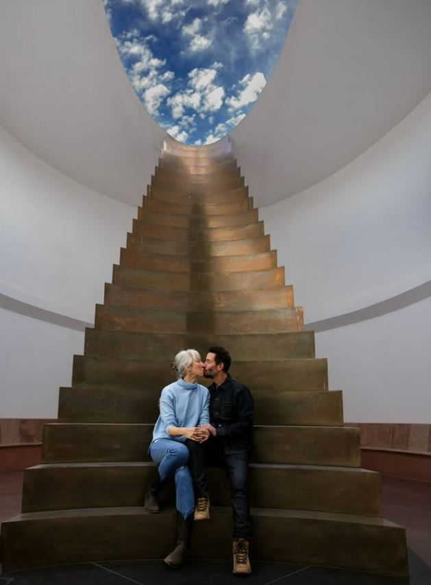 Alexandra Grant și Keanu Reeves, sarut apsional intr-o galerie de artă