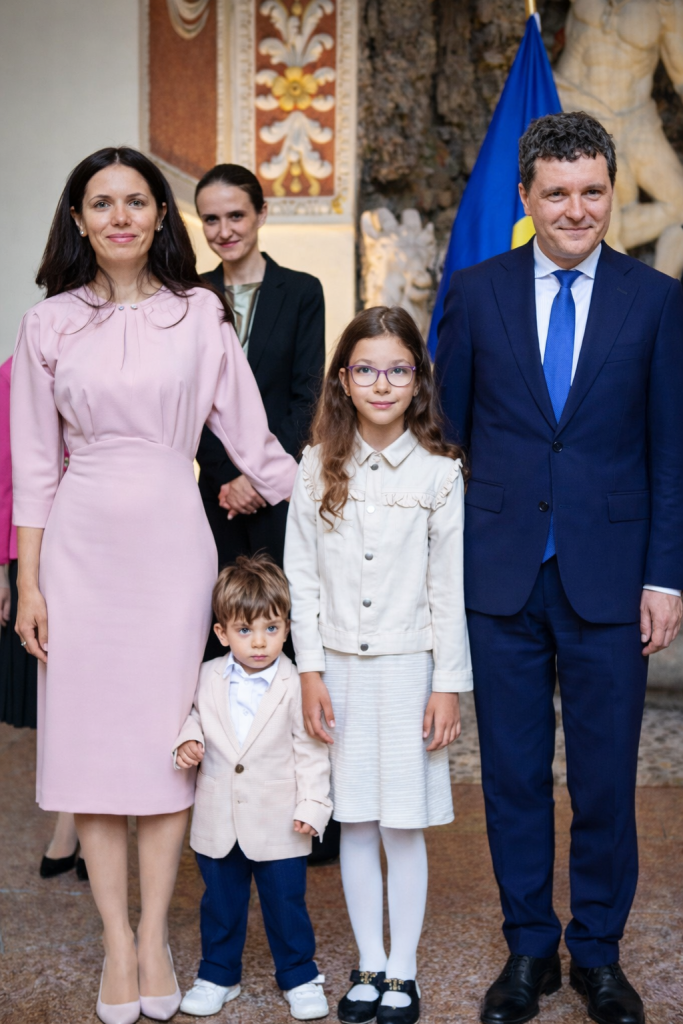 Mirabela Gradinaru si Nicusor Dan alaturi de copii