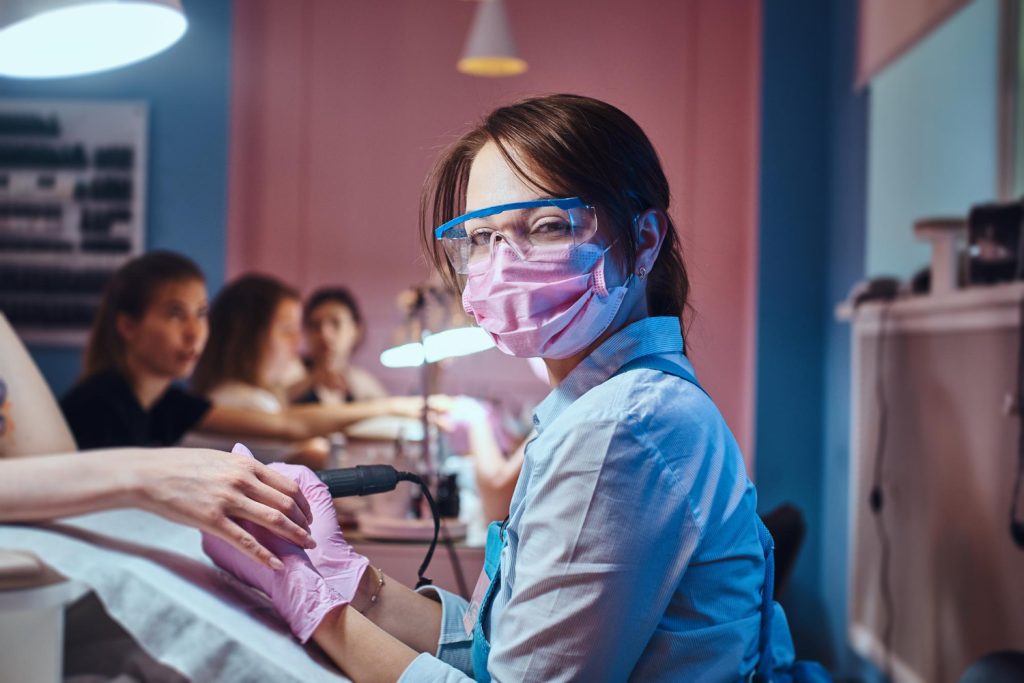 De la like pe Instagram la programare confirmată: cum transformi vizibilitatea salonului de unghii în scaune ocupate