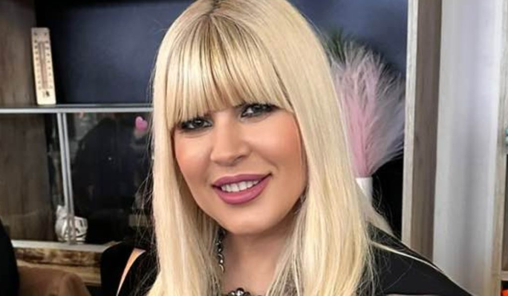 Elena Udrea, apariție în rochie roșie cu trenă, în rolul de nașă. Fiica ei, Eva, a purtat o ținută asemănătoare