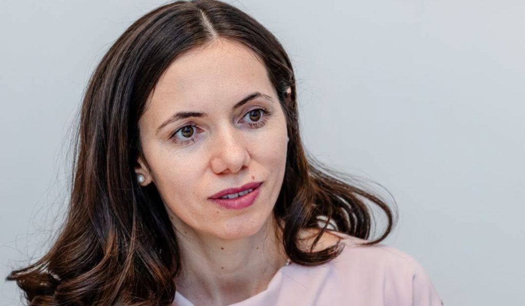 Cum s-a îmbrăcat Mirabela Grădinaru la nunta lui Alexandru Nazare. Ținuta aleasă de partenera lui Nicușor Dan