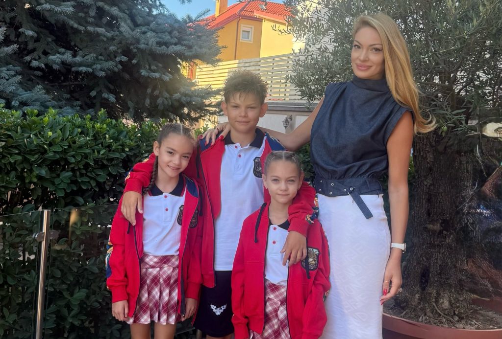 Câți bani plătesc Valentina Pelinel și Crisi Borcea pentru școala copiilor. Taxa anuală pentru Milan, Indira și Răni este uriașă