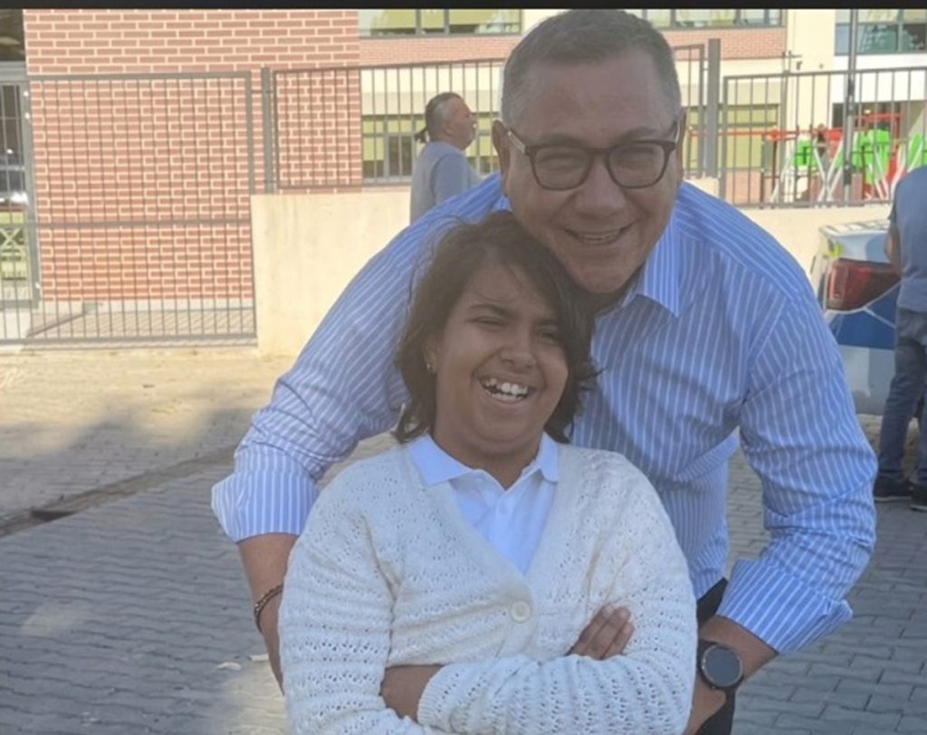 Victor Ponta și Daciana Sârbu, din nou o familie în prima zi de școală. Au fost alături de Maria, fetița lor adoptată
